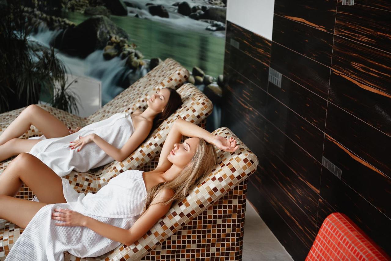 Blue Diamond Hotel Active Spa Trzebownisko Kültér fotó