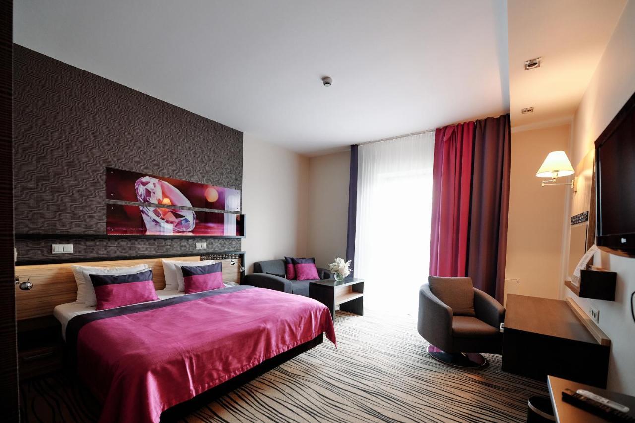 Blue Diamond Hotel Active Spa Trzebownisko Kültér fotó