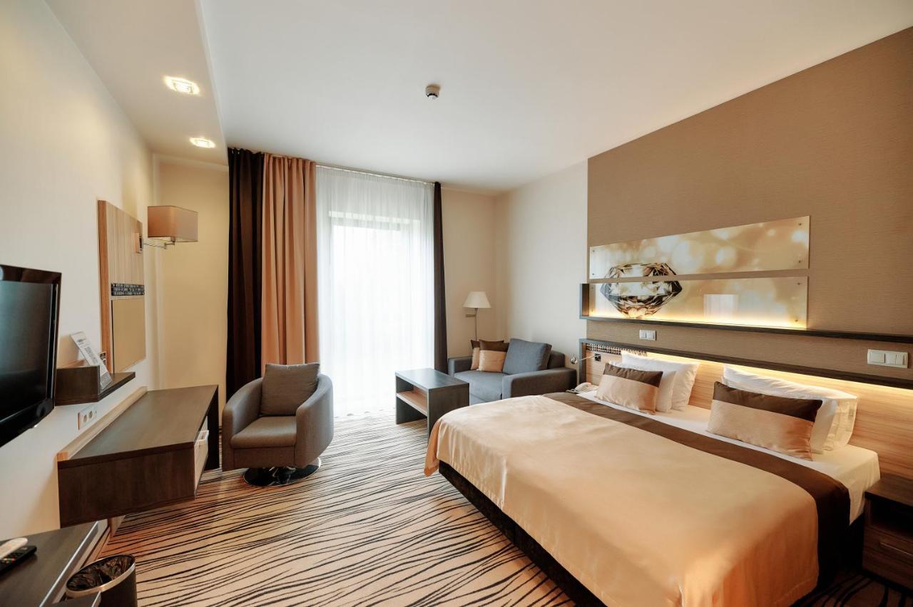 Blue Diamond Hotel Active Spa Trzebownisko Kültér fotó