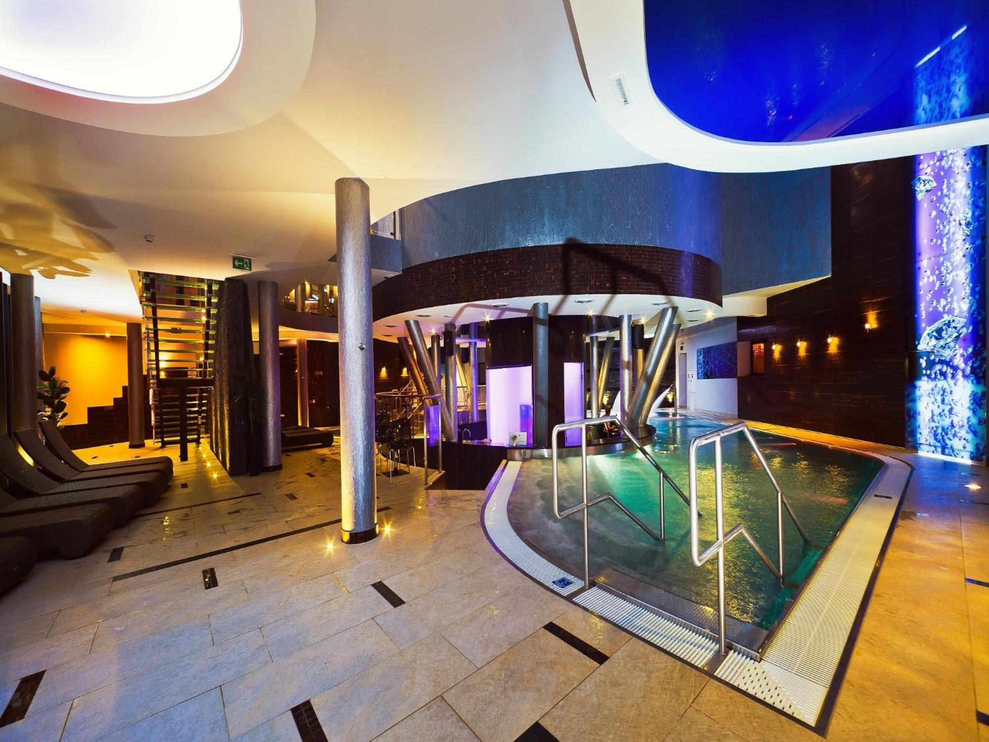 Blue Diamond Hotel Active Spa Trzebownisko Kültér fotó