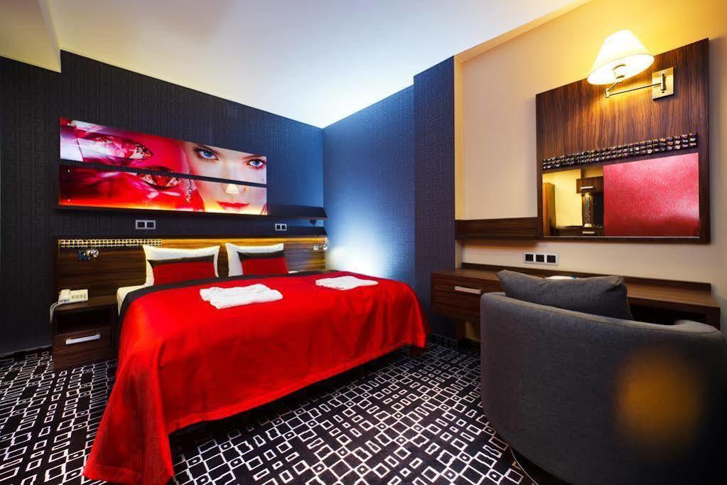Blue Diamond Hotel Active Spa Trzebownisko Kültér fotó